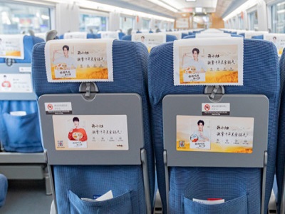 高鐵列車小桌板貼廣告